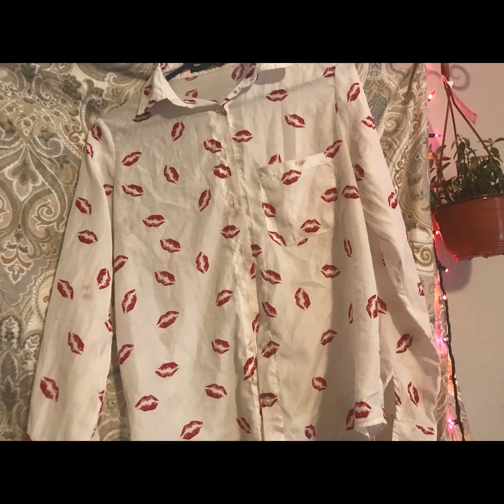 Super cute CBRL kisses 💋 button up blouse